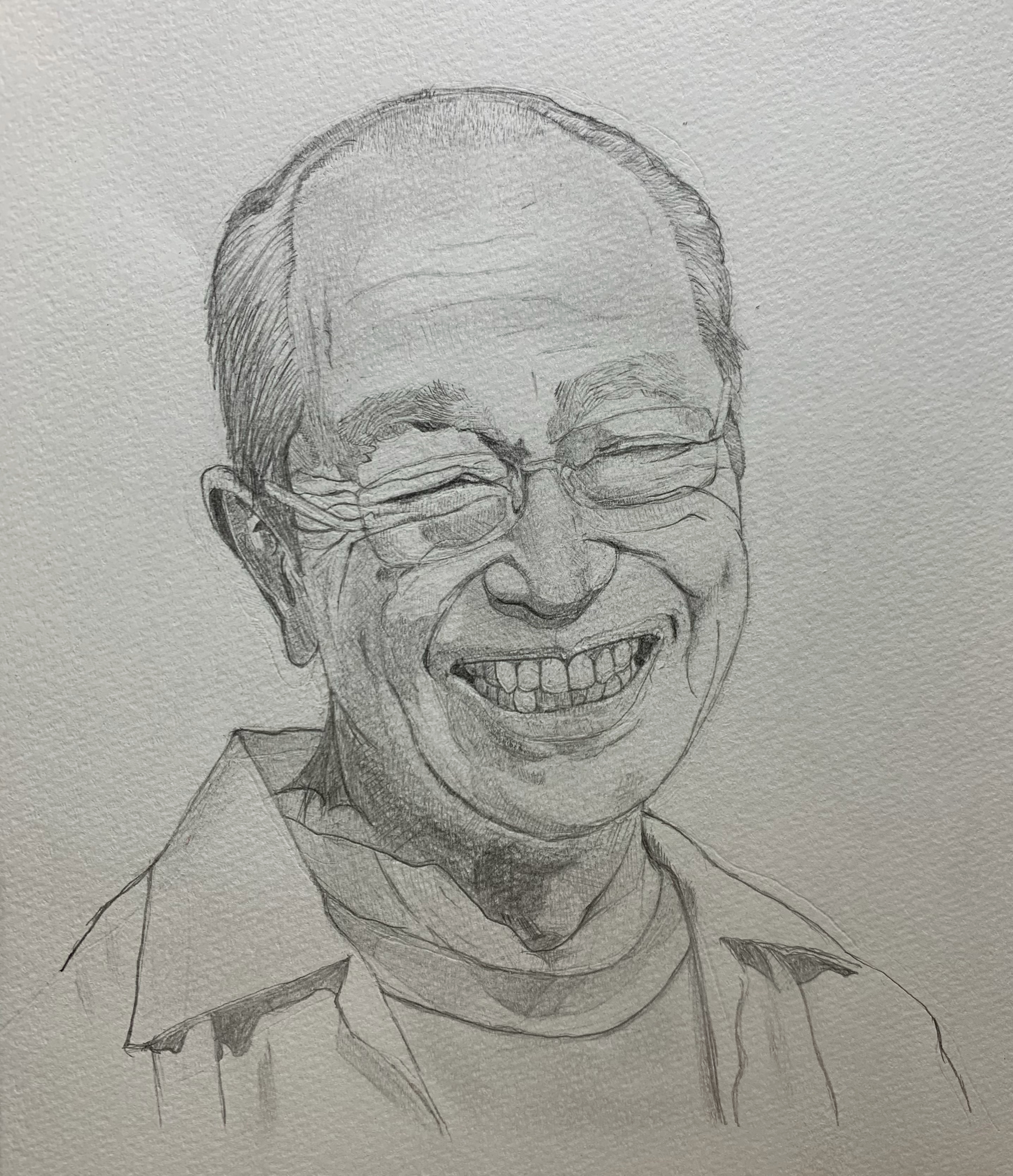 眼鏡をかけて笑う男性を描いたモノクロの肖像